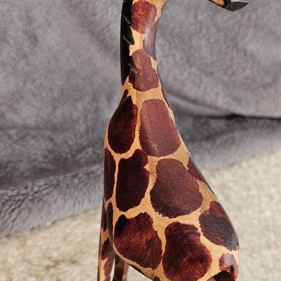 Hand Carved Giraffe Figurine - Picture 4 of 5